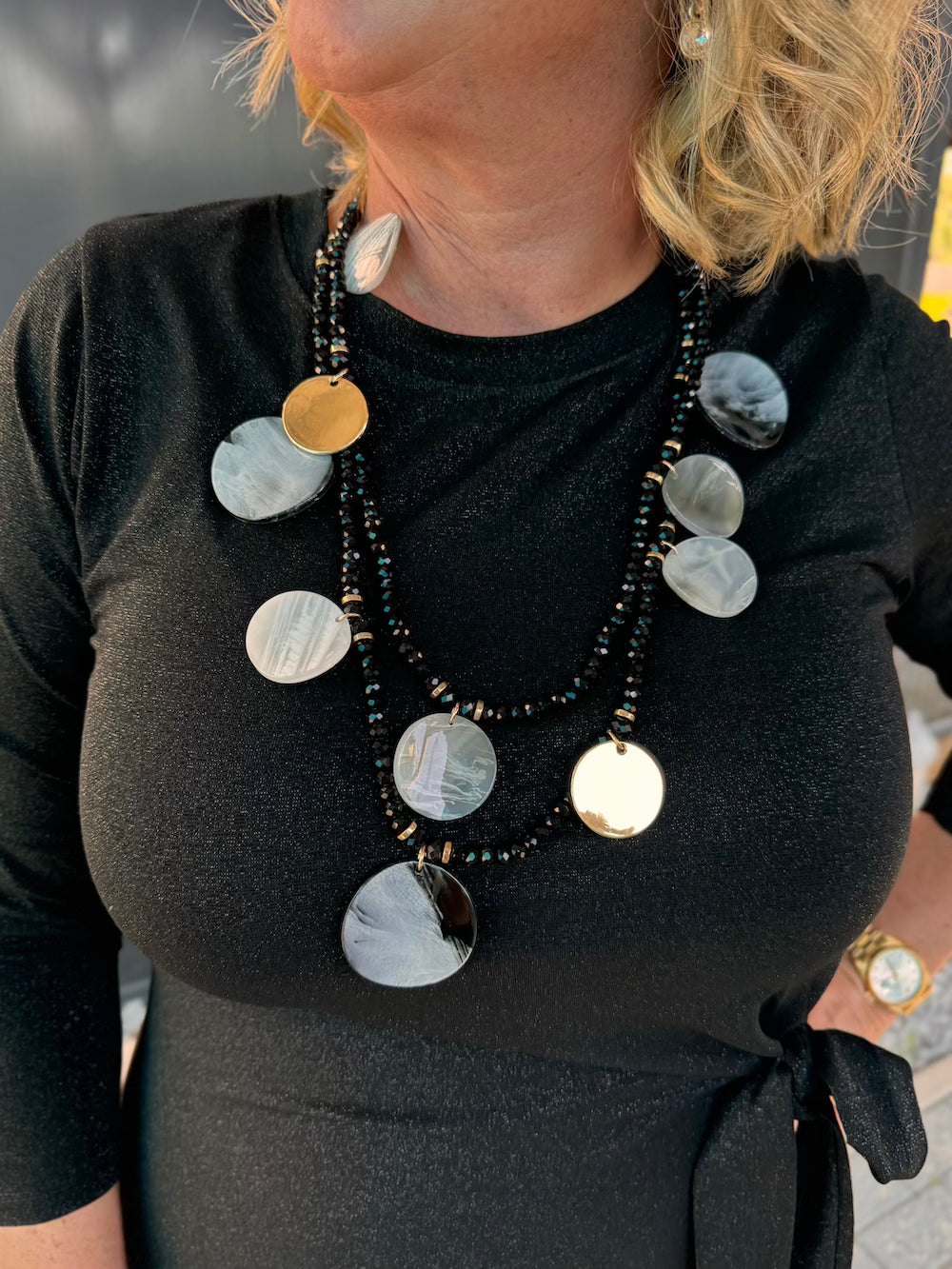 Ketting met cirkels in zwart goud en grijs