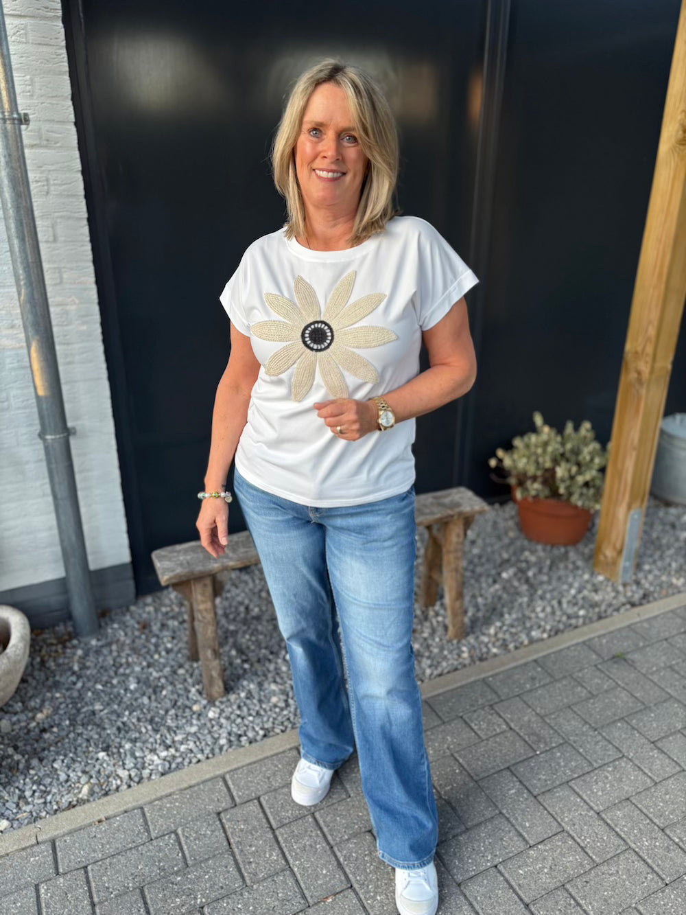 T shirt wit met beige bloem