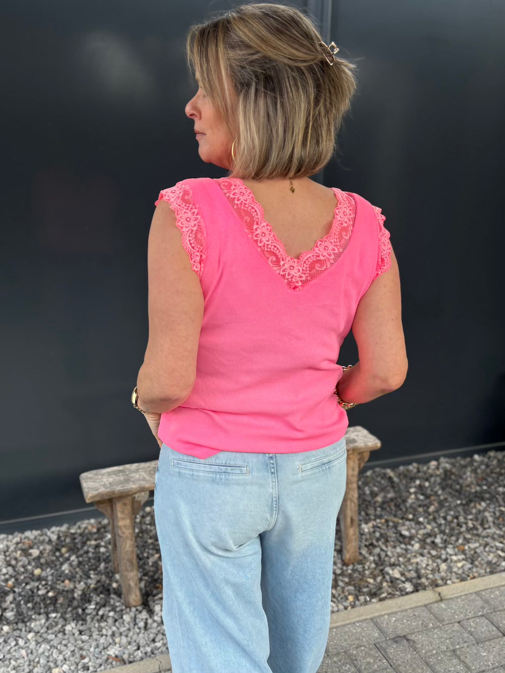 Topje dubbele V hals met kant hotpink