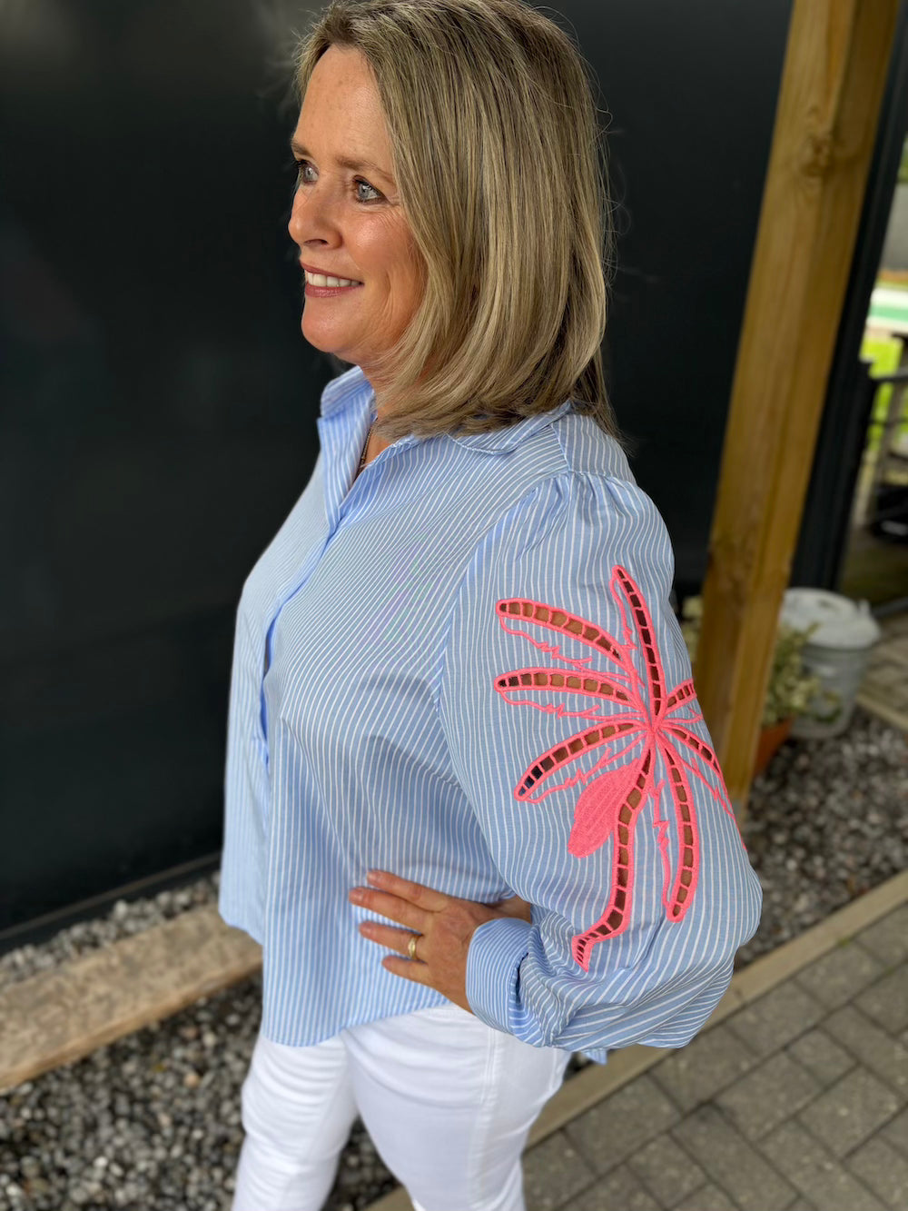 Blouse blauw wit gestreept met roze neon bloem