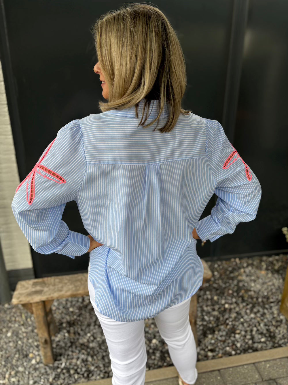 Blouse blauw wit gestreept met roze neon bloem
