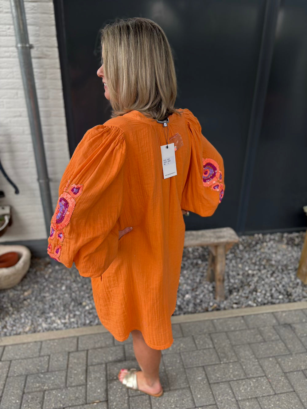 Wijde jurk met details op de mouwen oranje
