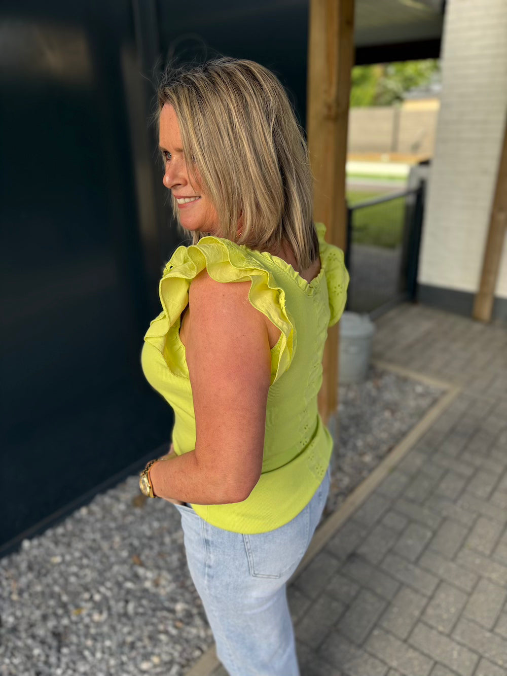 Topje lime met broderie