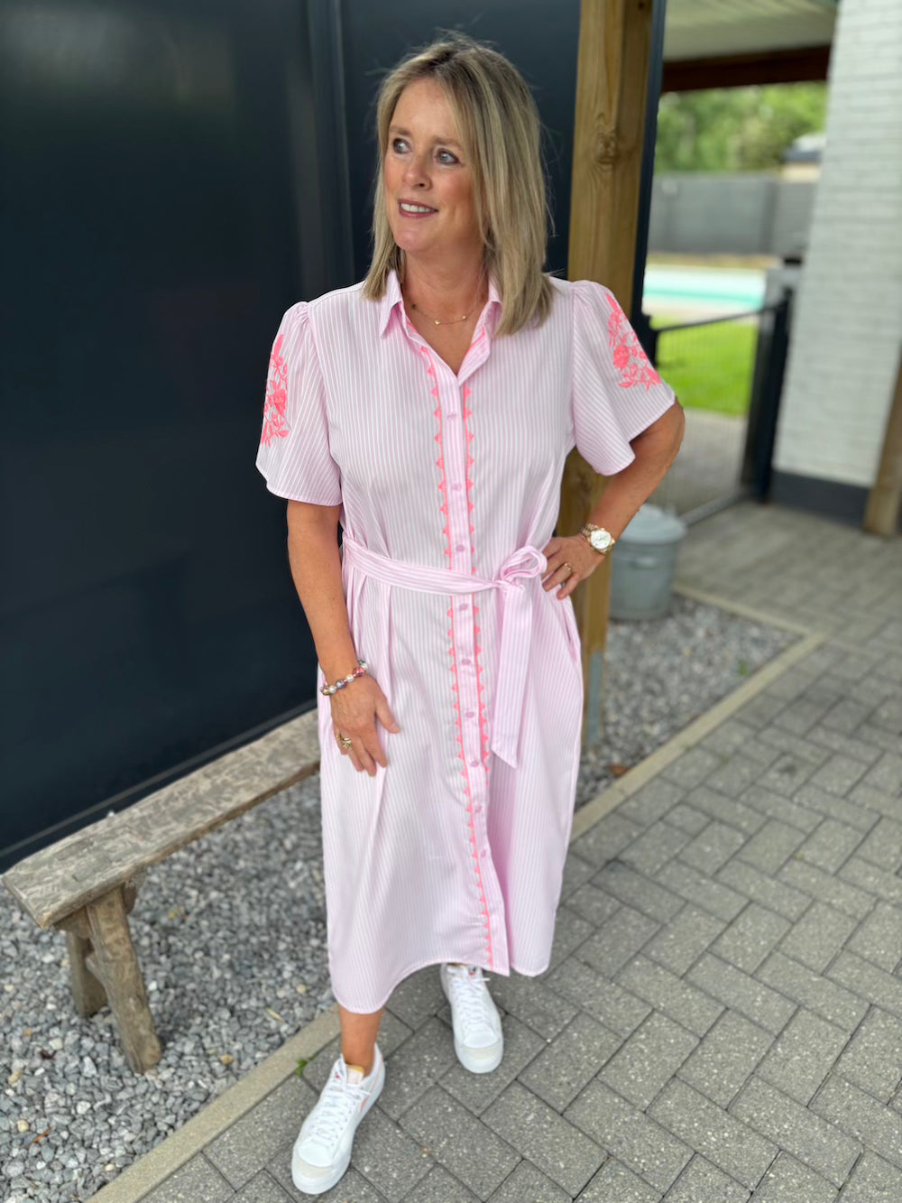 Overhemd jurk gestreept roze wit met neon bloemen