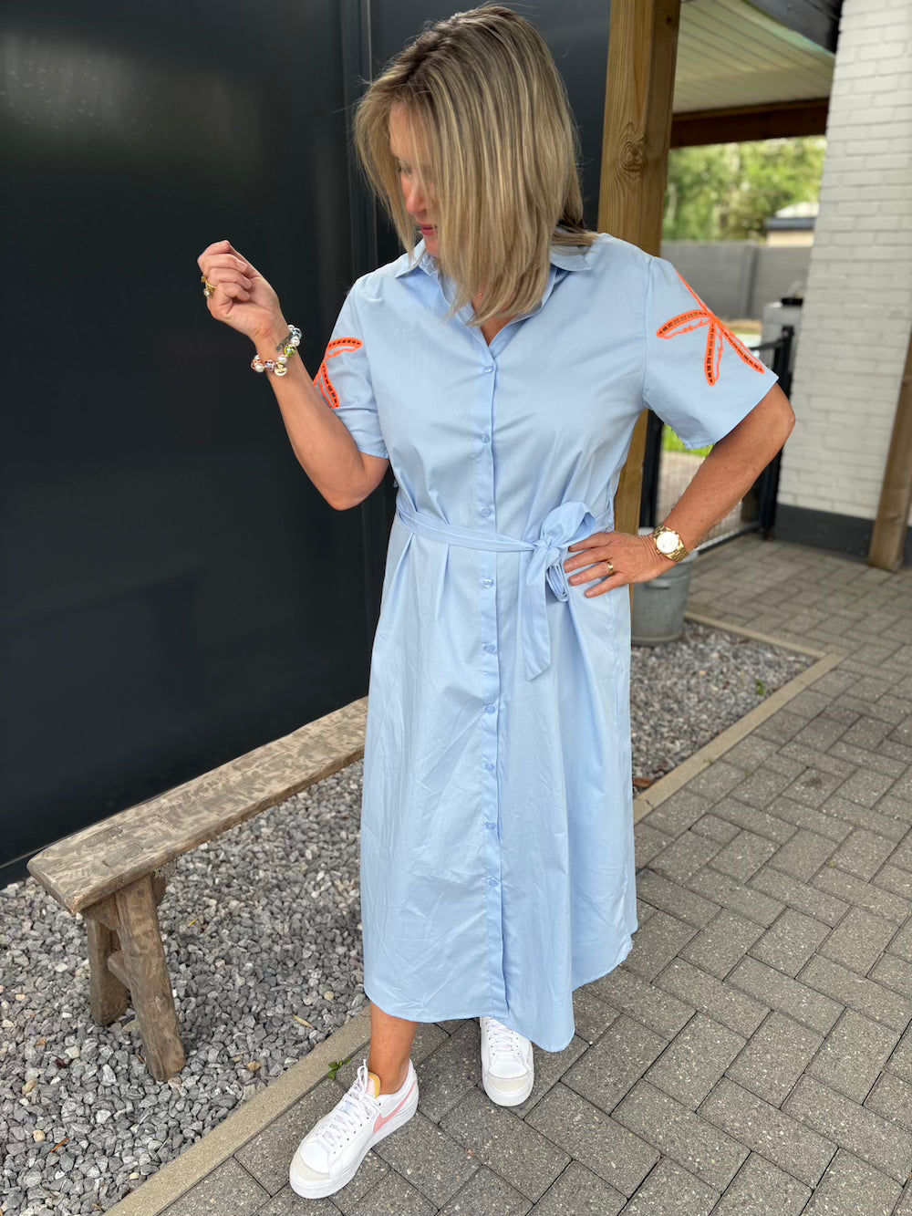 Jurk lichtblauw met oranje neon bloem