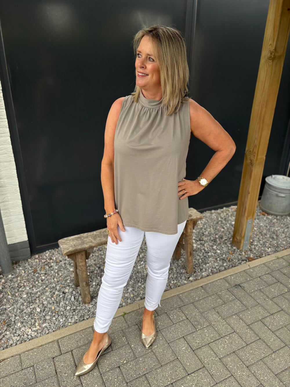 Topje mouwloos met strik taupe