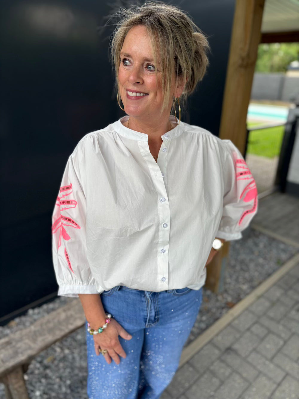 Wijde blouse wit met neon bloem op de mouw