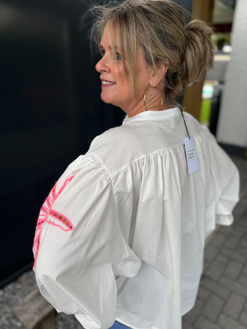 Wijde blouse wit met neon bloem op de mouw