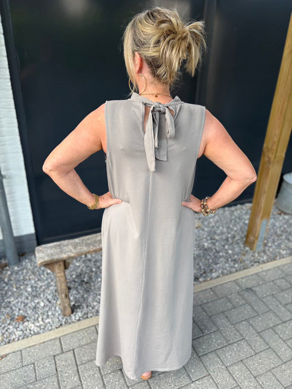 Jurk met striklint in de hals taupe