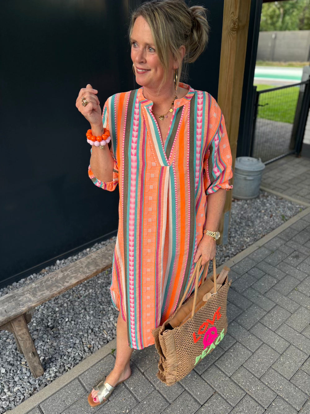Jurk V hals gekleurd oranje neon strepen