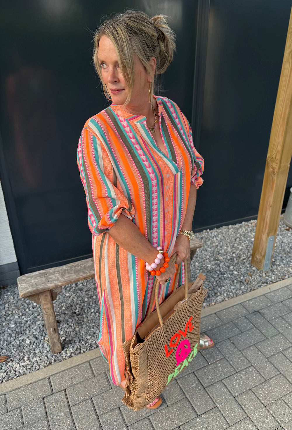 Jurk V hals gekleurd oranje neon strepen