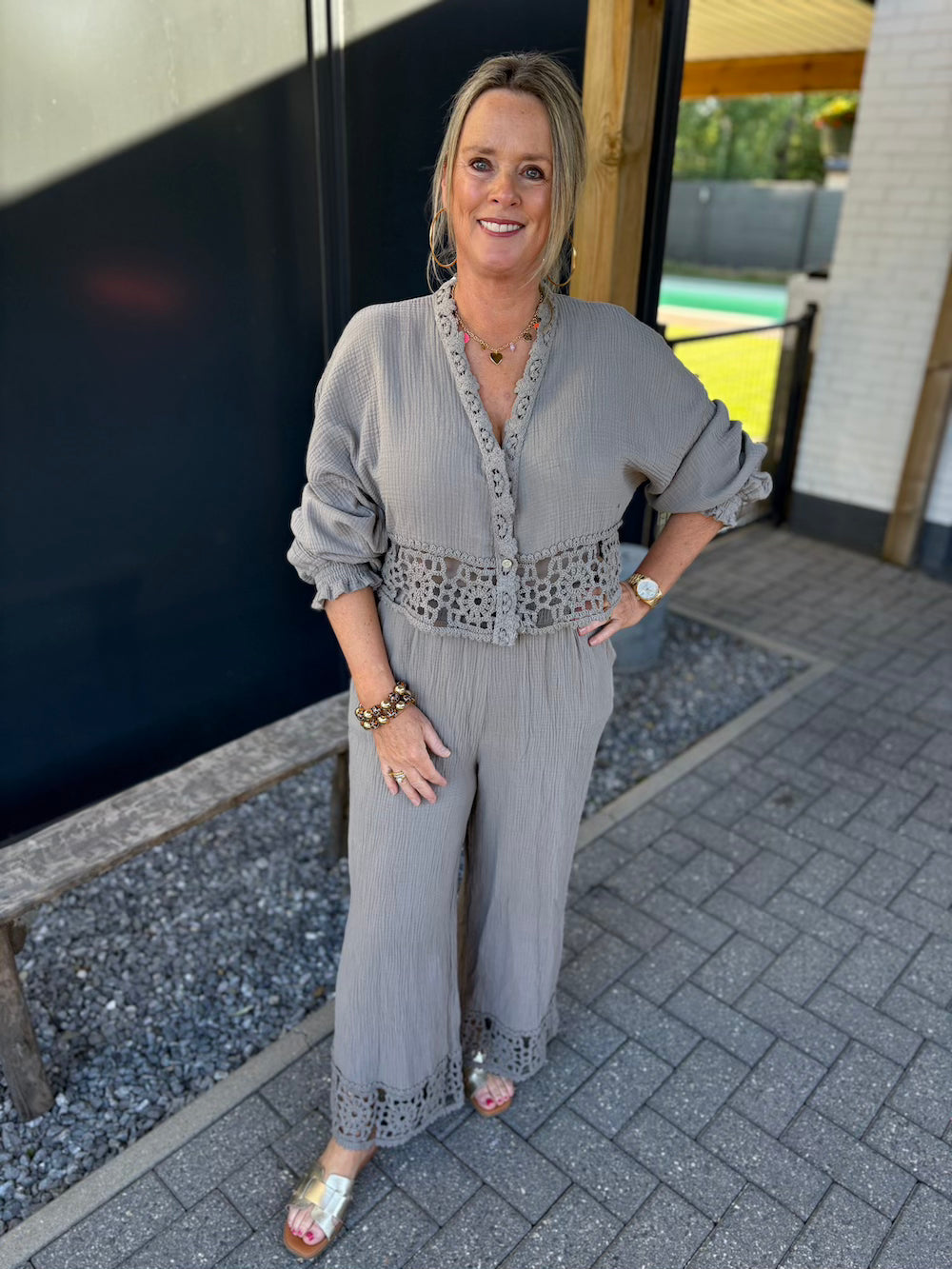 Set broek en vestje tetra met gehaakte details taupe