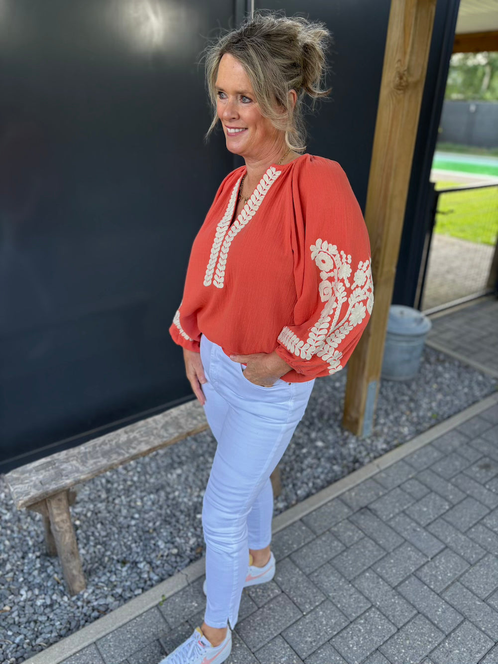 Blouse tetra katoen koraal met witte bloemen