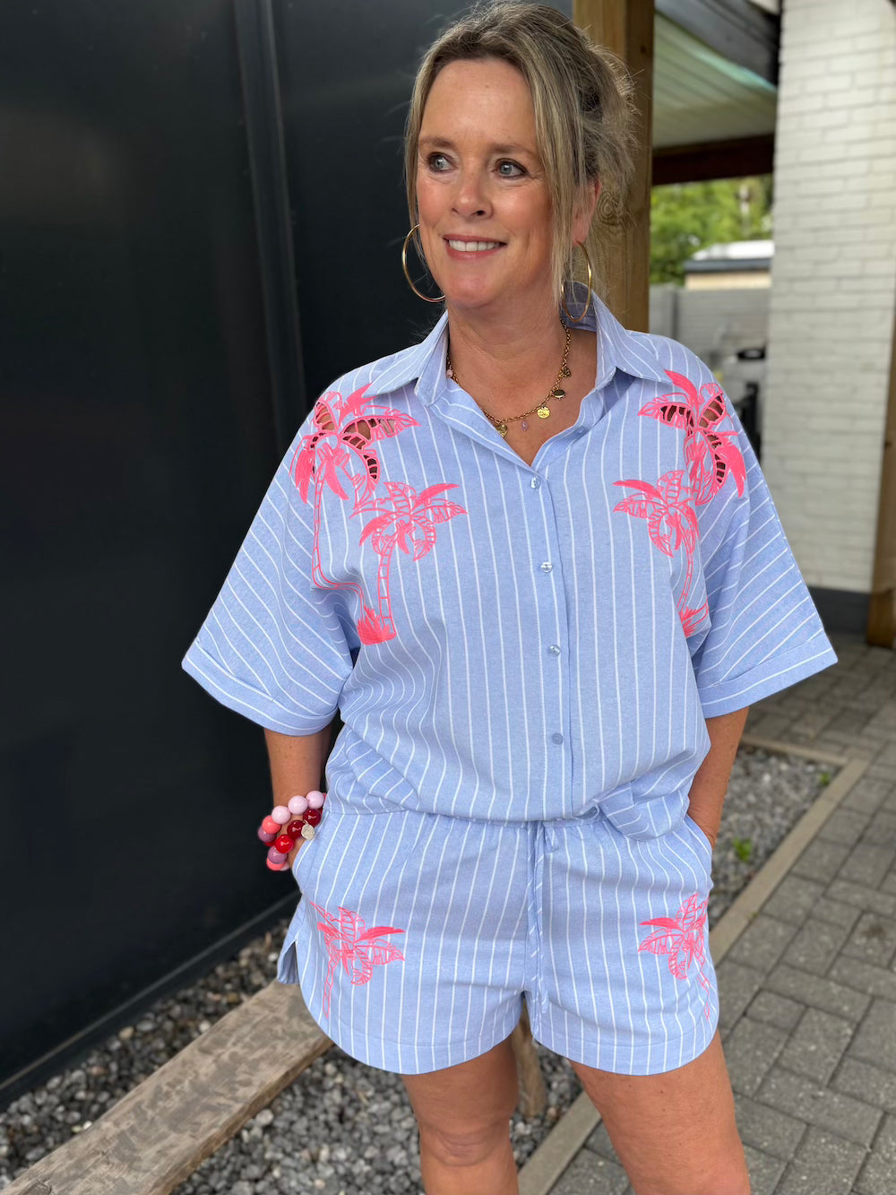 Short en blouse blauw wit gestreept met neon bloem