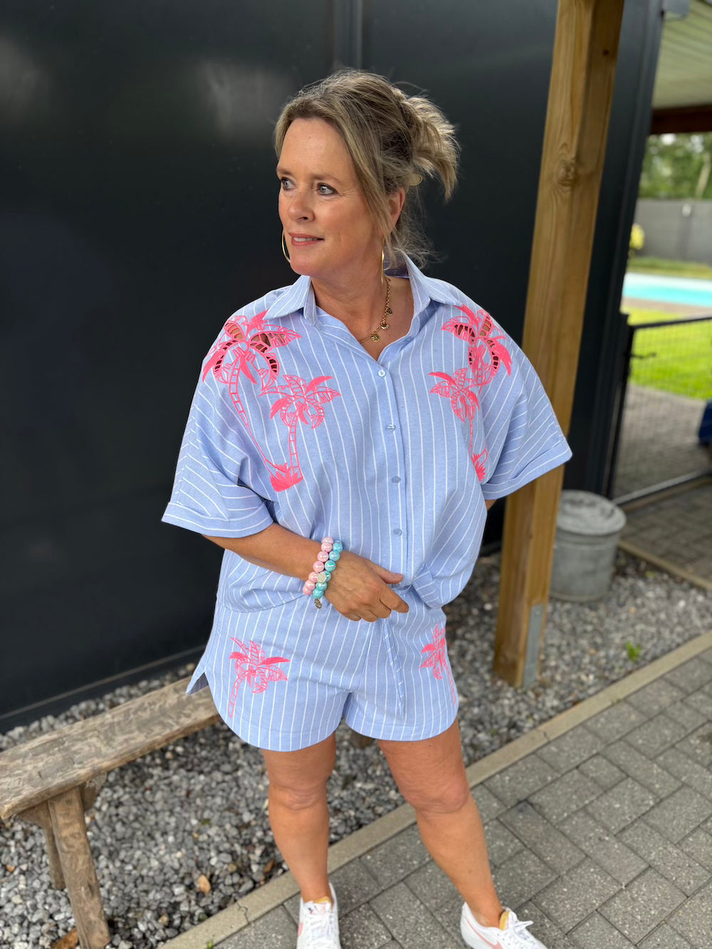 Short en blouse blauw wit gestreept met neon bloem