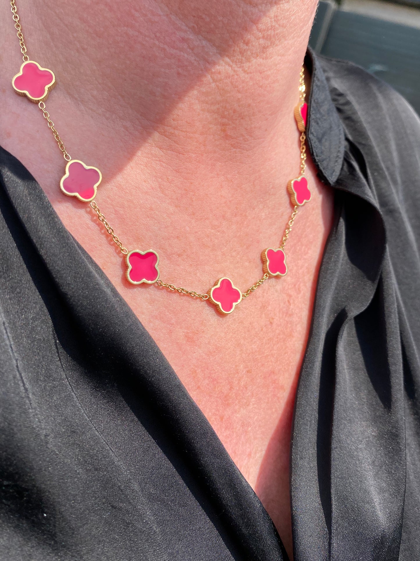 Ketting stainless klavertjes fuchsia