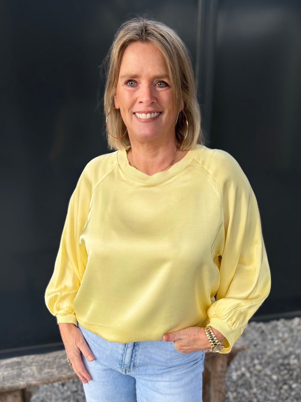 Longsleeve viscose glanzend met boord pastel geel