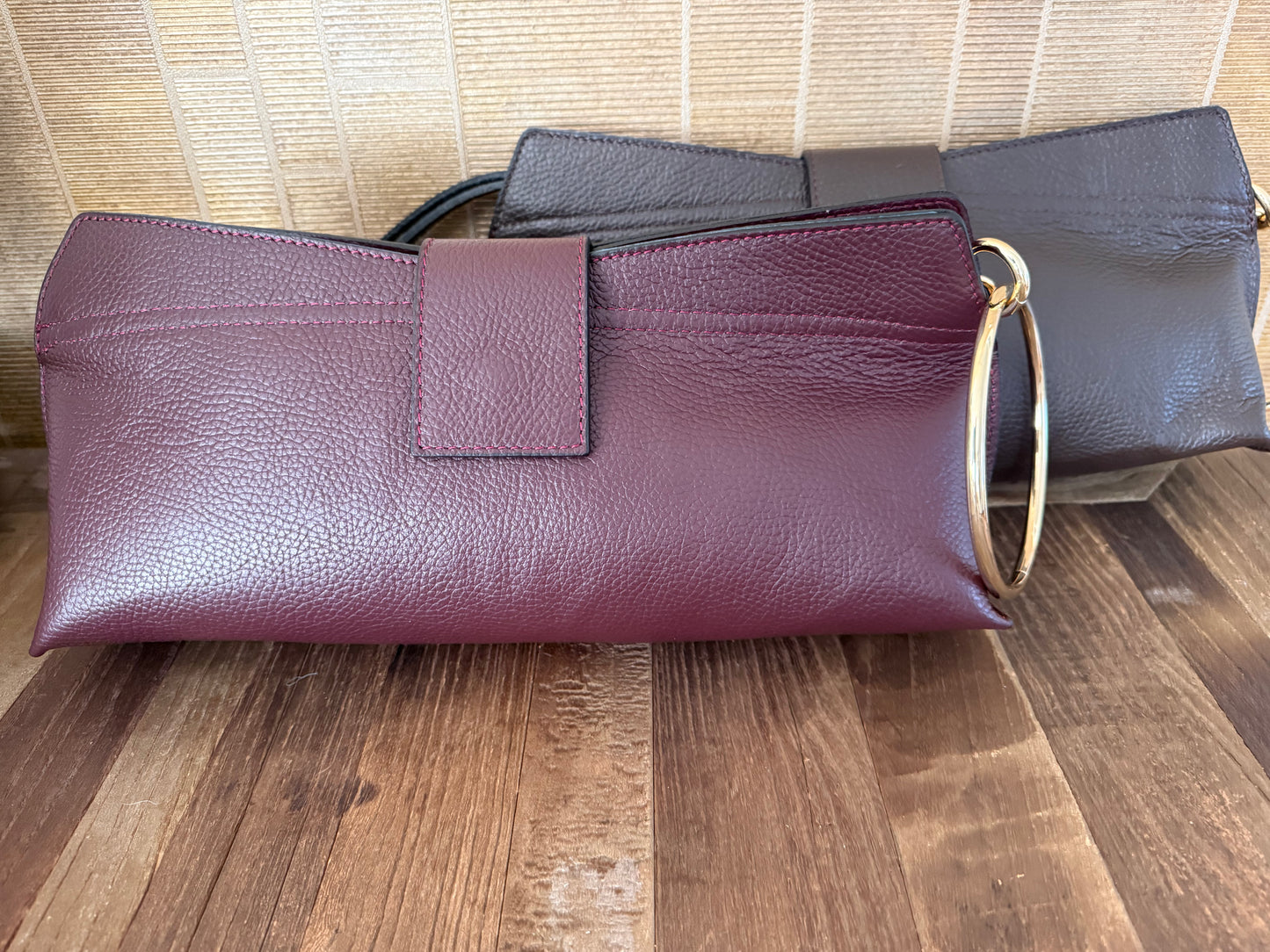 Lederen clutch met gouden ring en schouderriem