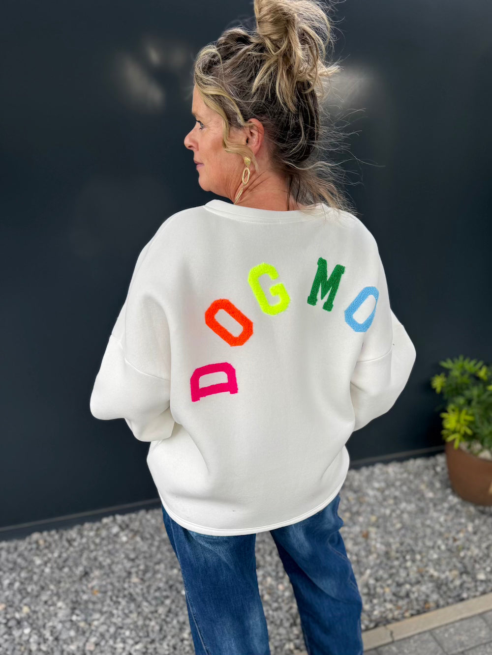 Statement sweater DOG MOM wit met gekleurde letters