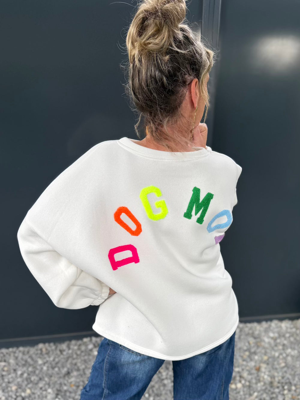 Statement sweater DOG MOM wit met gekleurde letters