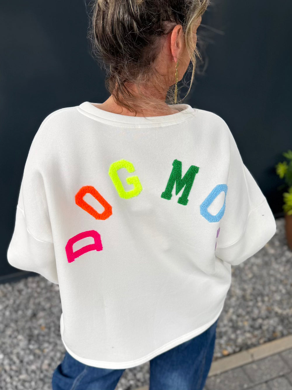Statement sweater DOG MOM wit met gekleurde letters