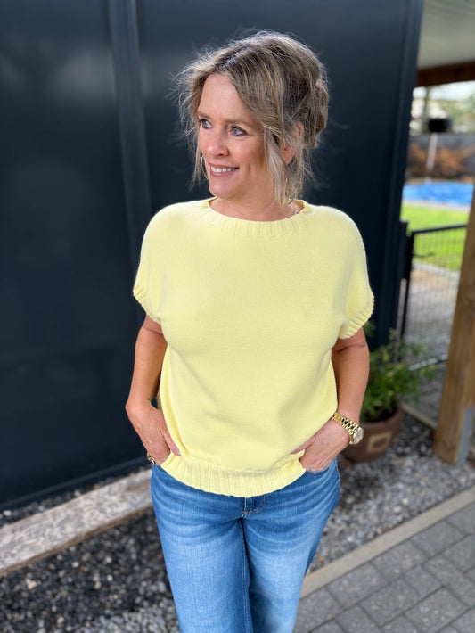 Gebreid truitje pastel geel