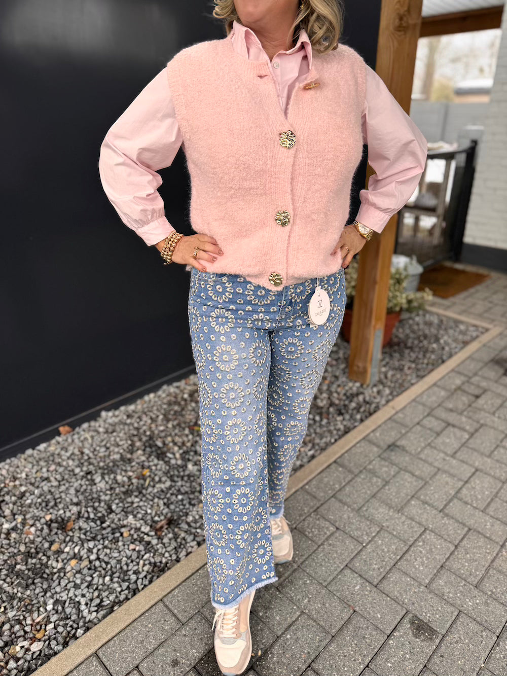 Jeans met geborduurde bloem