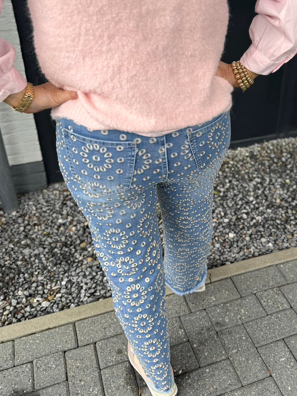 Jeans met geborduurd patroon
