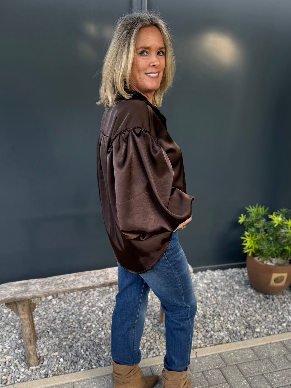 satijnen blouse met pofmouw bruin