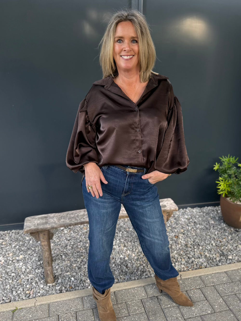 satijnen blouse met pofmouw bruin