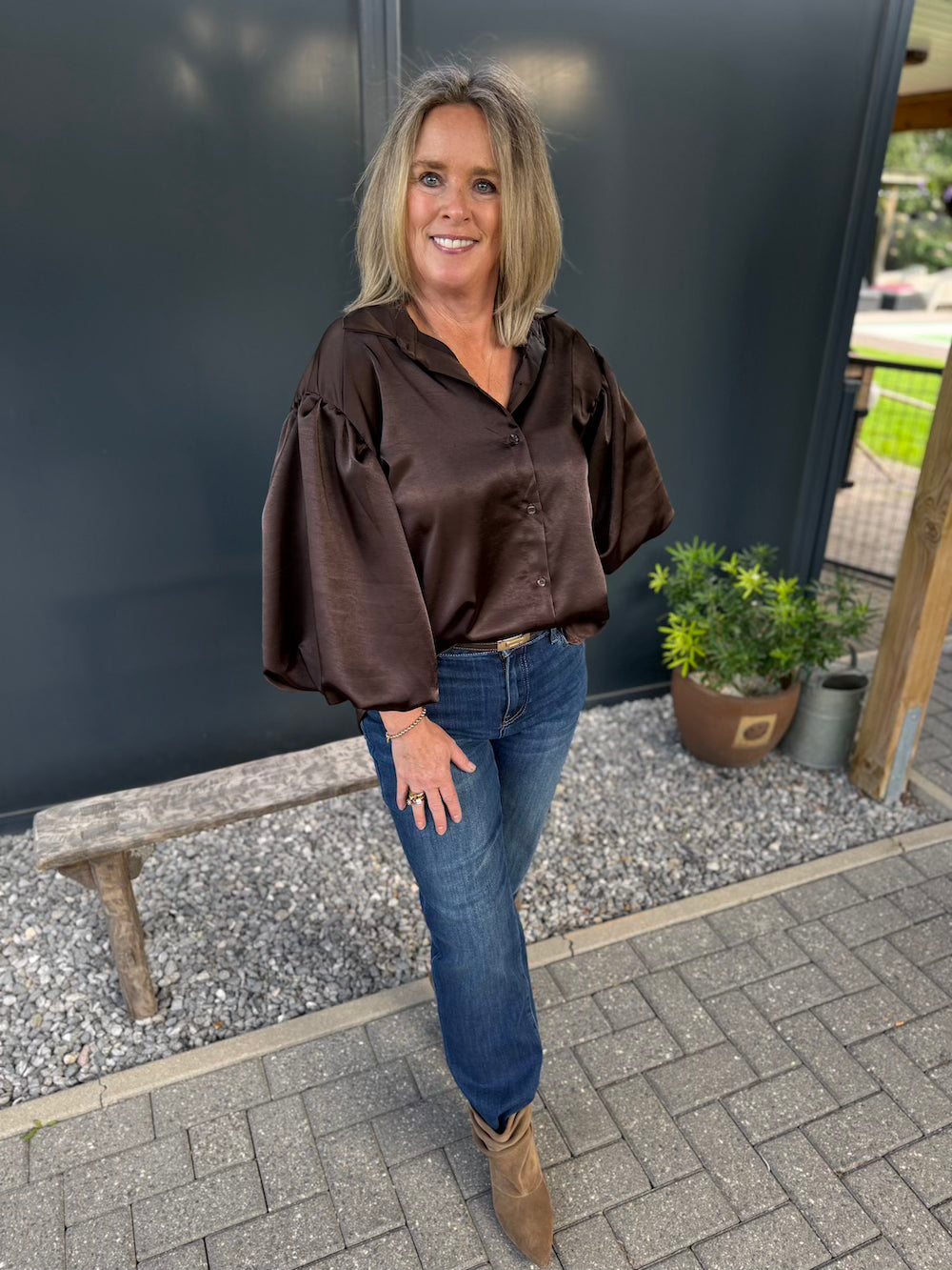 satijnen blouse met pofmouw bruin