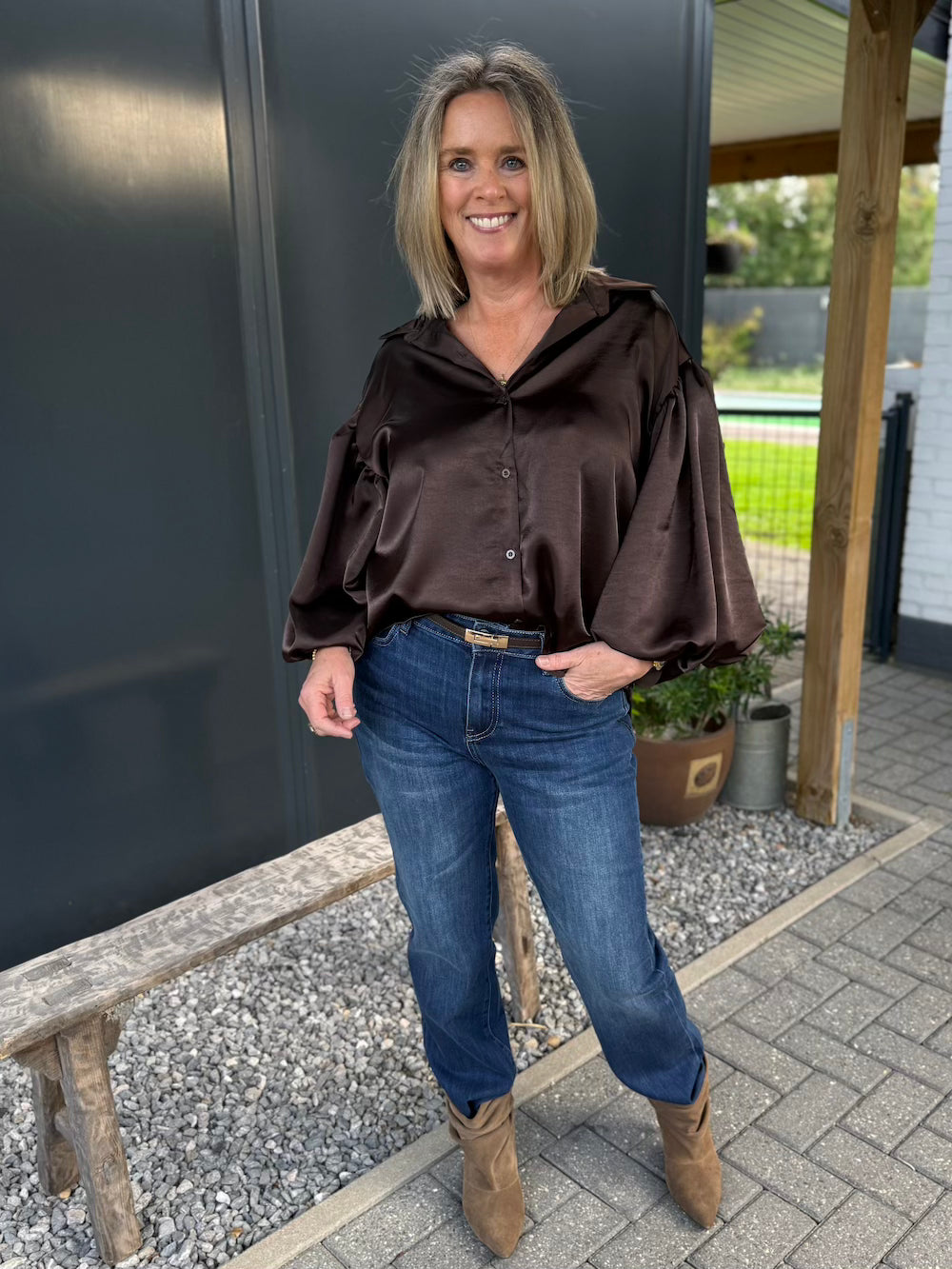 satijnen blouse met pofmouw bruin