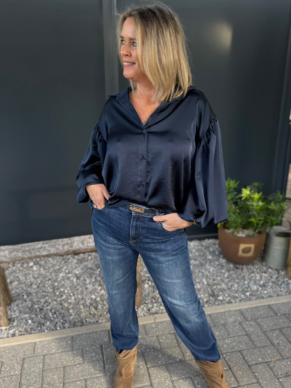 satijnen blouse met pofmouw marineblauw