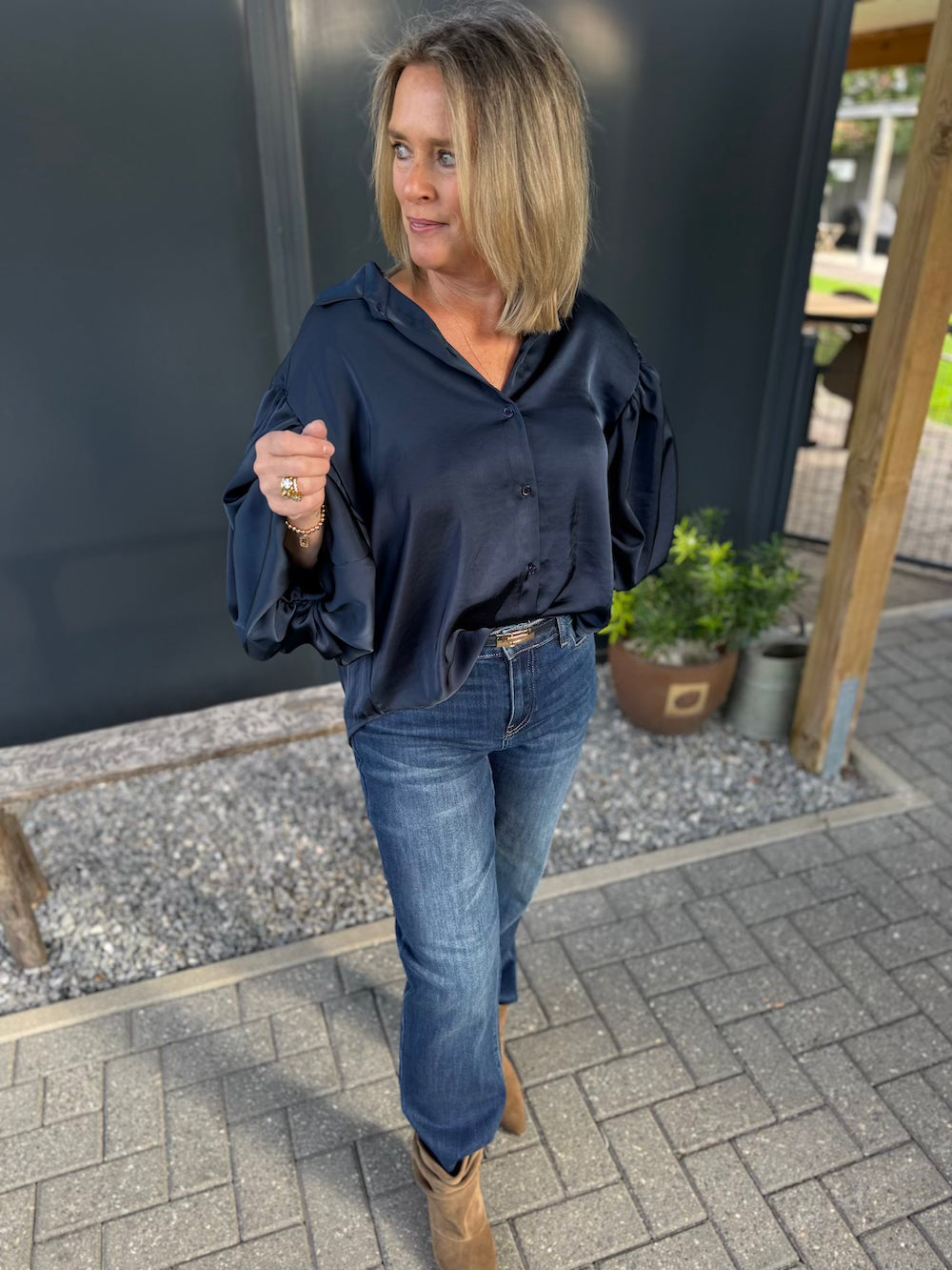 satijnen blouse met pofmouw marineblauw