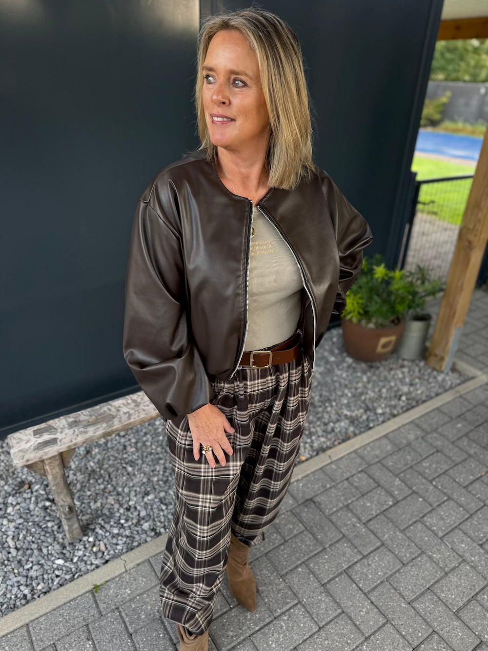 Pantalon met ruit en knoopje aan de pijp