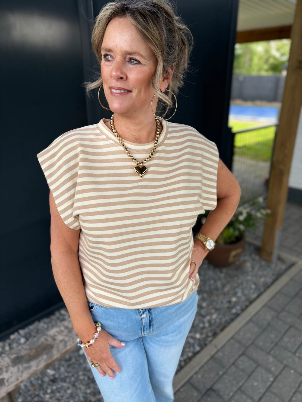 Mouwloos shirt gestreept beige