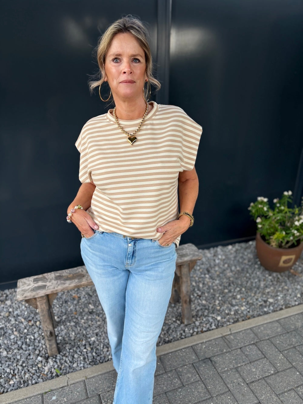 Mouwloos shirt gestreept  beige