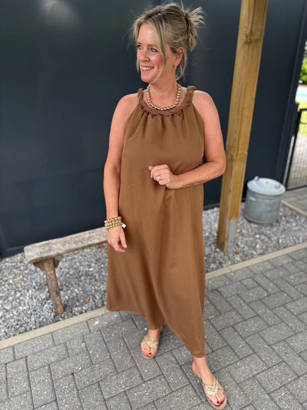 Jurk met gedraaide schouderbandjes camel