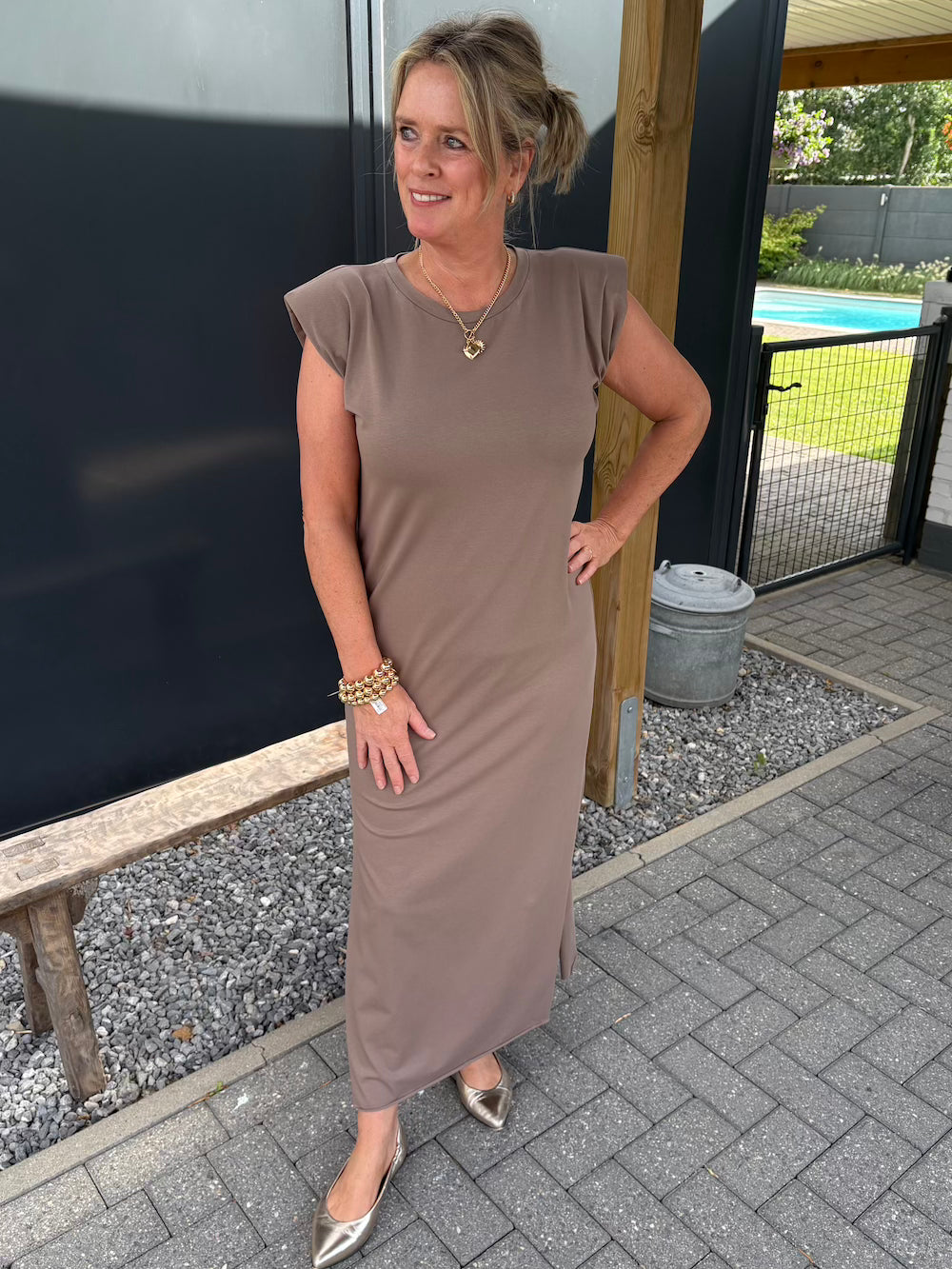Jurk met shoulderpads taupe