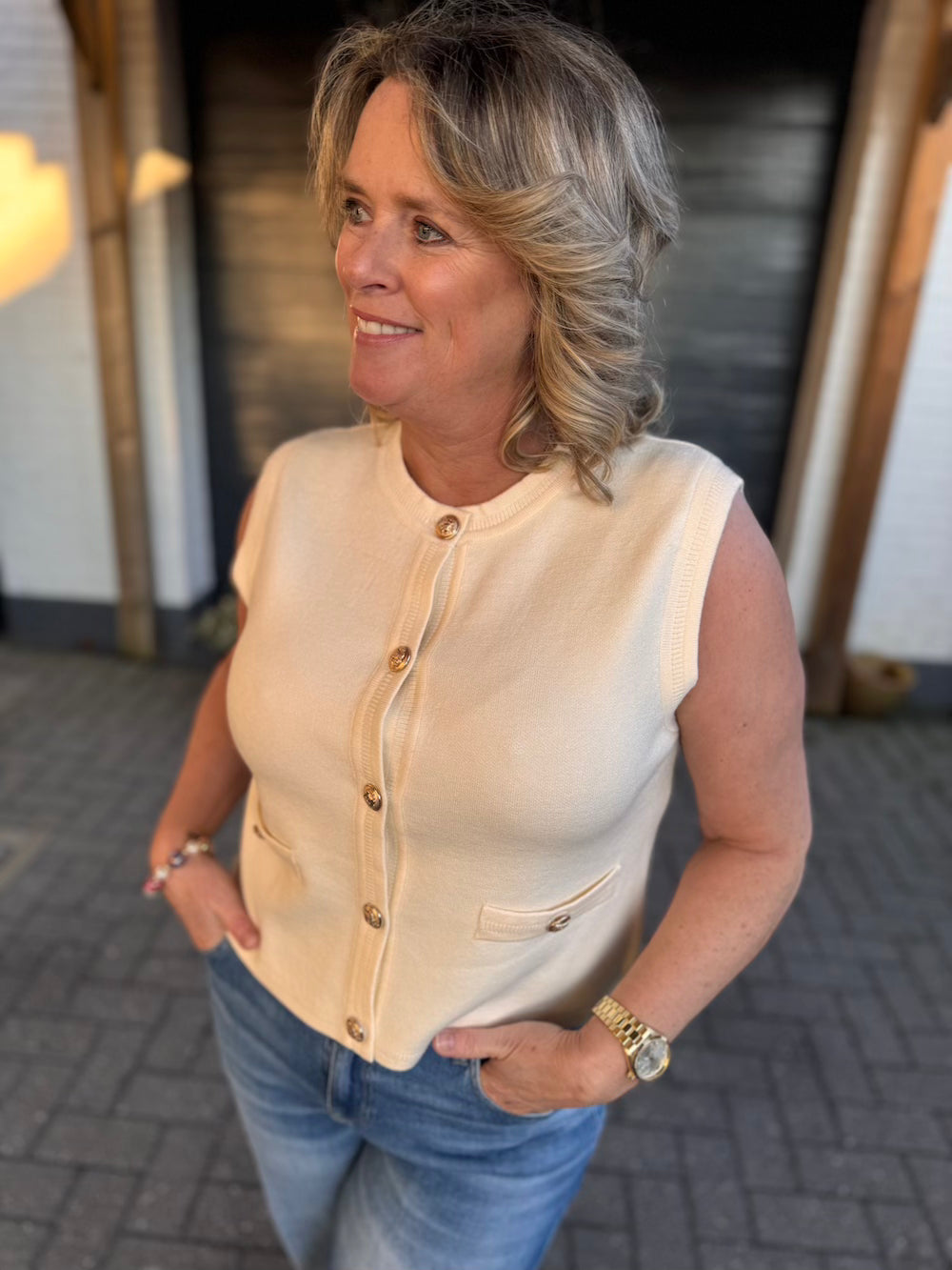 Vestje mouwloos gouden knoopjes