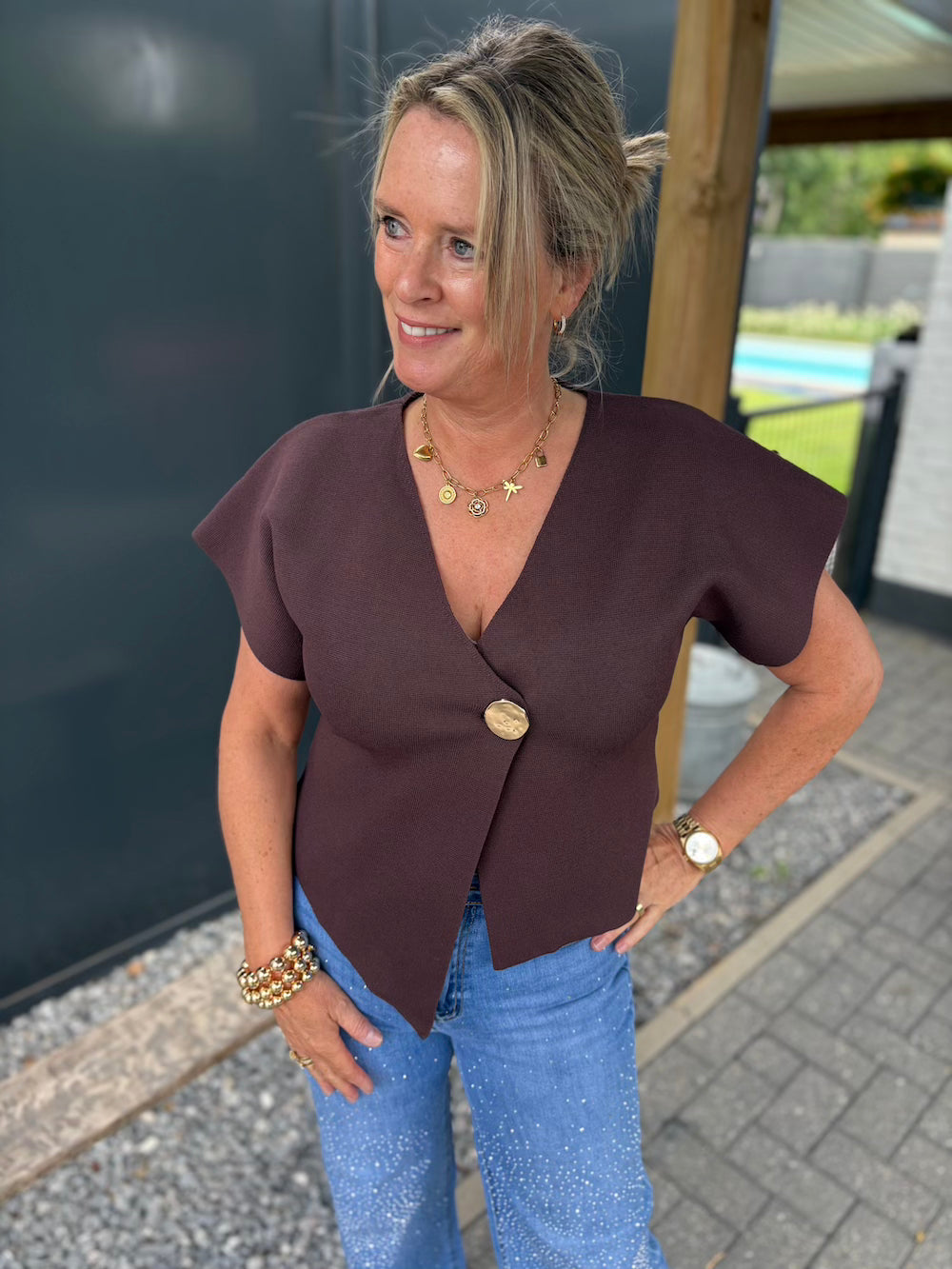gilet met gouden knoop