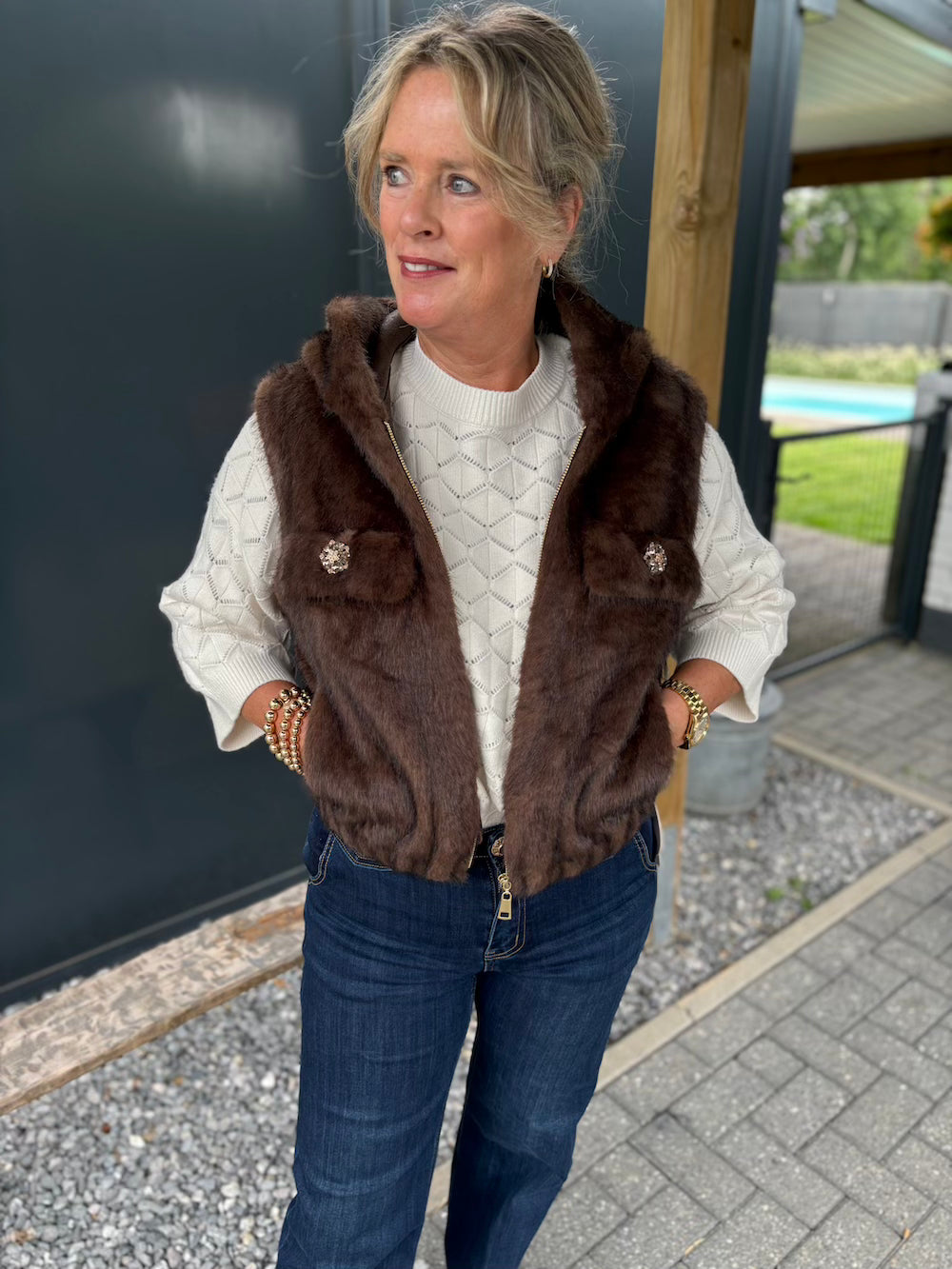 bodywarmer fake fur bruin met diamanten knoopjes