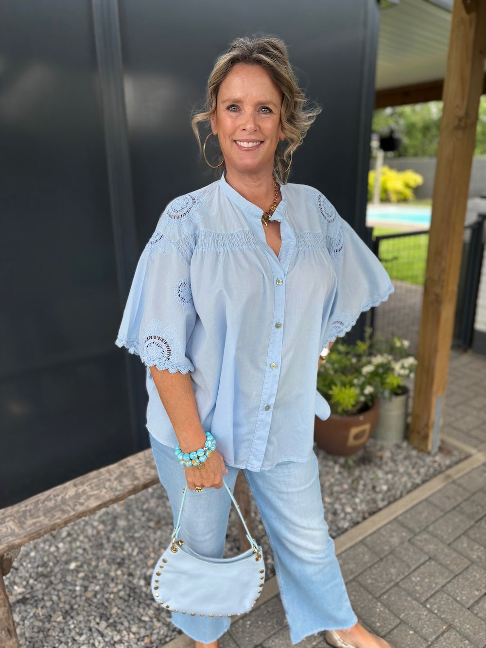 Blouse katoen met broderie details lichtblauw