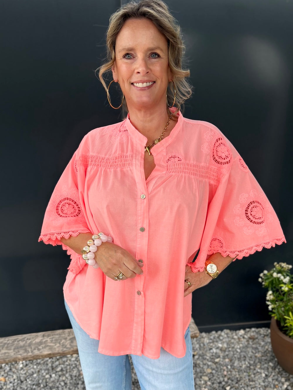 Blouse neon oranje met broderie details