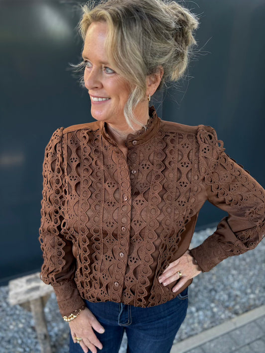 blouse bruin met brderie details