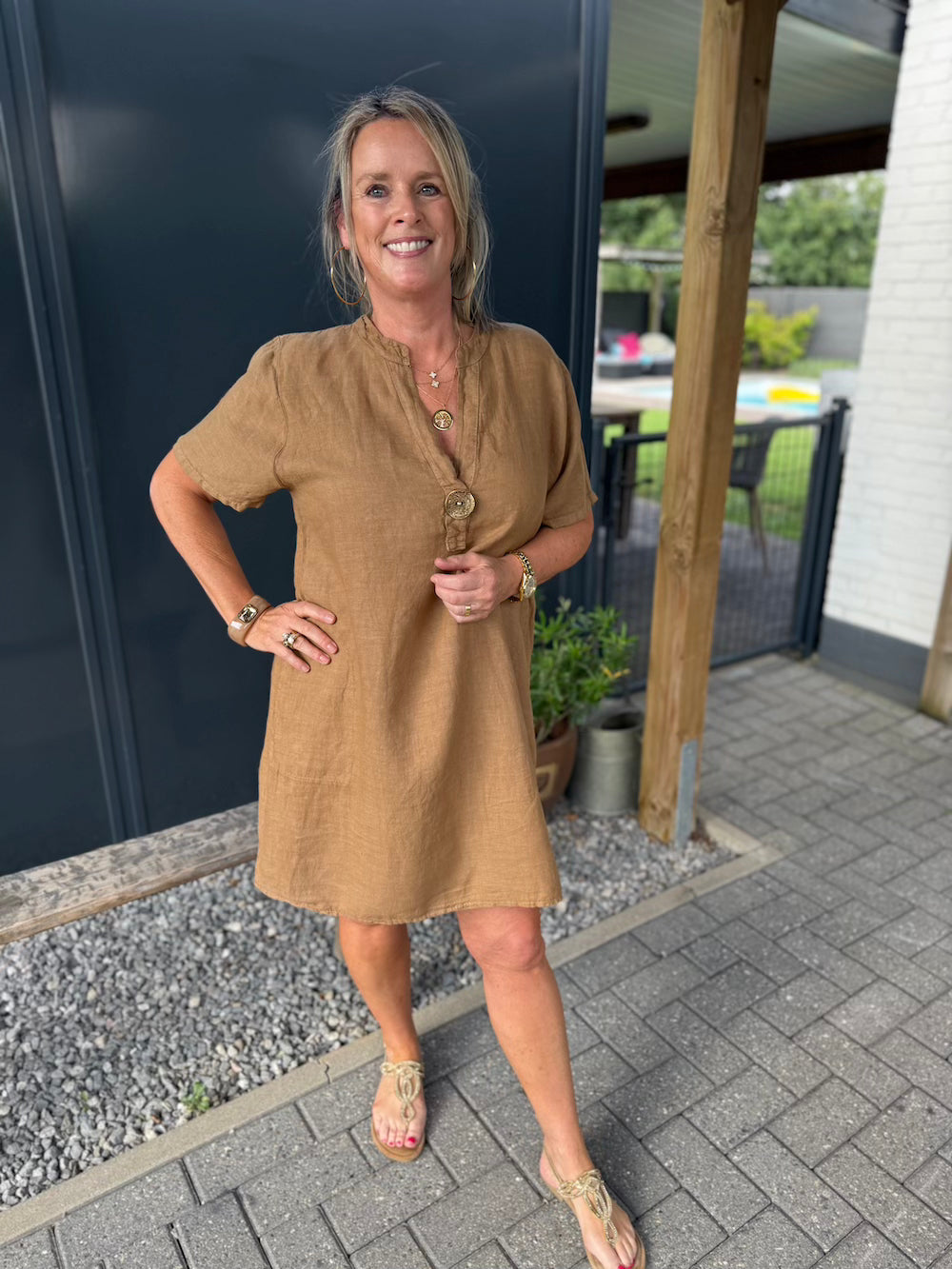 linnen jurkje met gouden knoop camel