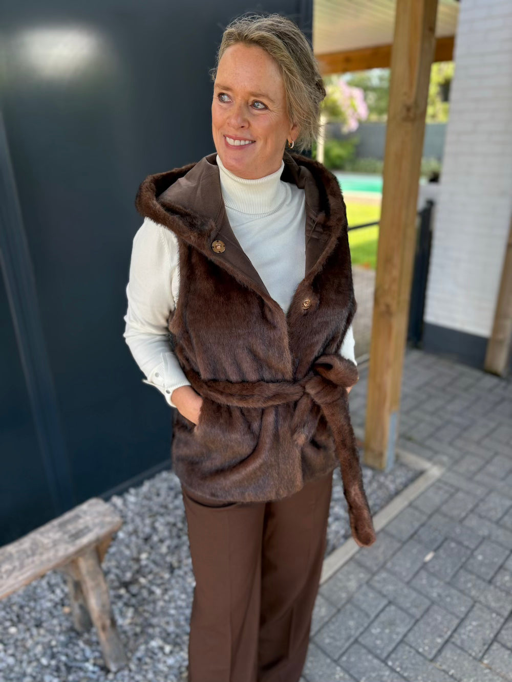 Fake fur bodywarmer met ceintuur bruin
