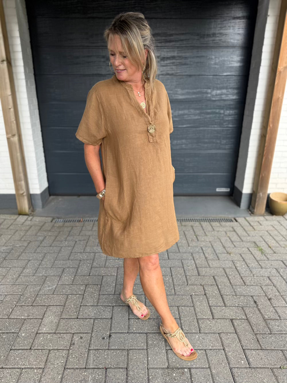 linnen jurkje met gouden knoop camel