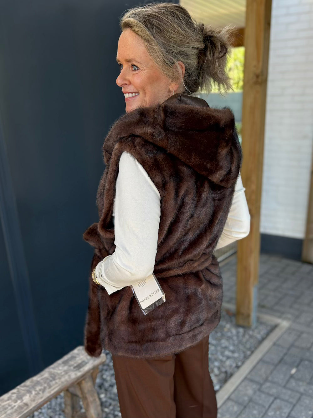 Fake fur bodywarmer met ceintuur bruin