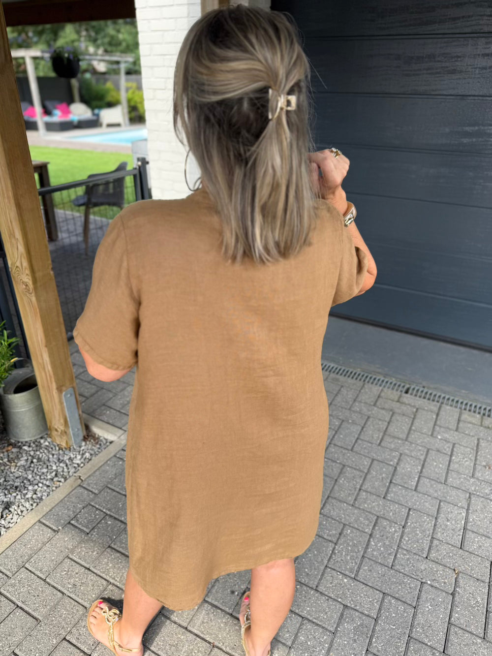 linnen jurkje met gouden knoop camel
